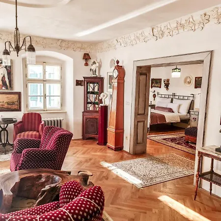 Divná Pani Luxury Gallery Hotel 5*