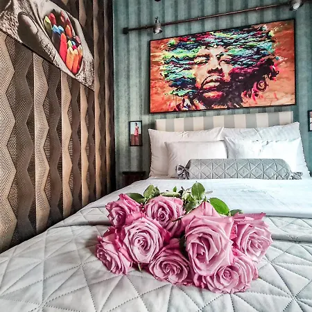 Divná Pani Luxury Gallery Hotel 5*