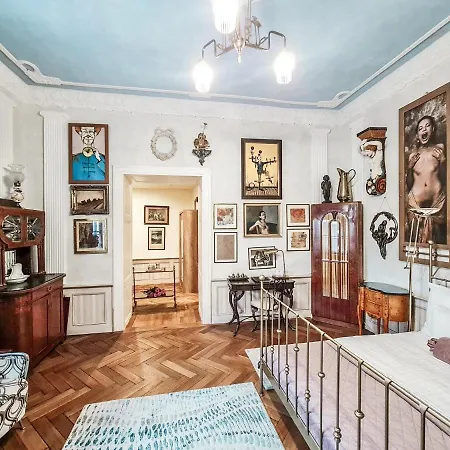 Divná Pani Luxury Gallery